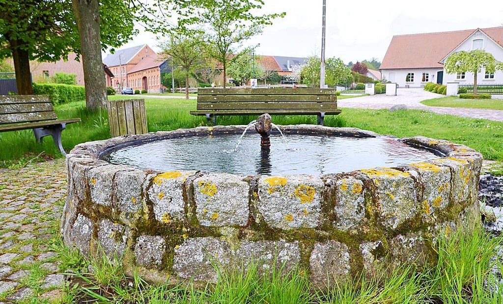Für eine kleine Pause bieten sich die Bänke rund um den Brunnen in Ziepel an.
