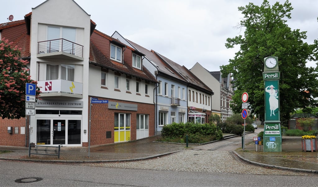 Vom gleichen Standpunkt aus wie damals lässt es sich heute schlecht fotografieren, weil Bäume mit ihrem dichten Laub die Sicht verdecken. Deshalb haben wir diese Sicht auf die Gebäude am Markt gewählt.