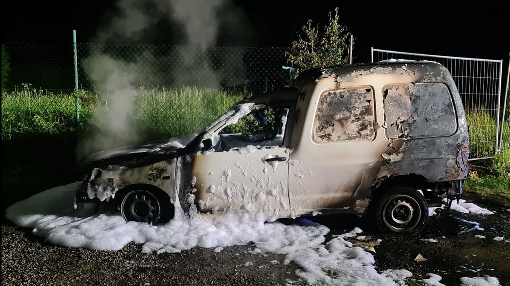 Im Quedlinburger Ortsteil Quarmbeck brannte am Morgen des Pfingstmontags ein VW Caddy völlig aus.