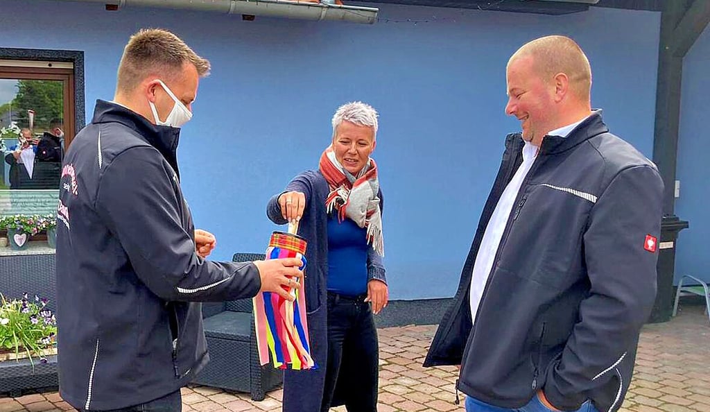 Hunnebrössel-Heischezug in Dannefeld für einen guten Zweck. David (von rechts) und Franzi Sobainski übergaben ihre Spende an den Hunnebrössel-Präsidenten Daniel Sobainski. Mehr als 6000 Euro kamen zusammen. Damit soll eine Smiley-Tafel fürs Dorf mit Geschwindigkeitsanzeige finanziert werden.