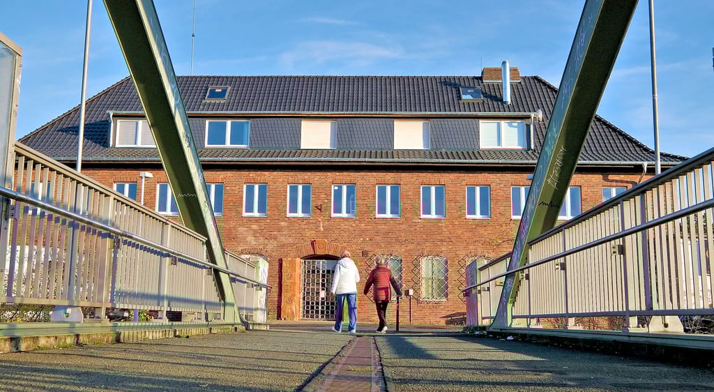 Das ehemalige Verwaltungsgebäude der Chemiewaffenfabrik „Orgacid“ in Ammendorf ist heute Teil eines kleinen Gewerbegebietes.