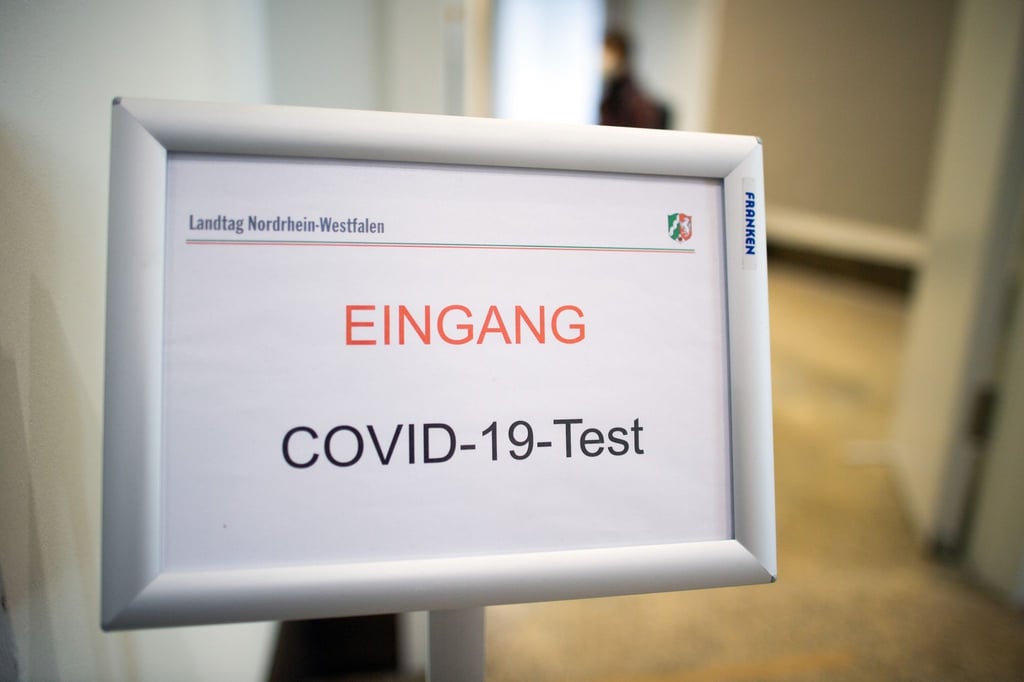 Ein Schild weist auf den Eingang zu einem Covid-19-Testcenter hin. Laut Umfrage lässt dich fast jeder dritte Erwachsene regelmäßig testen.