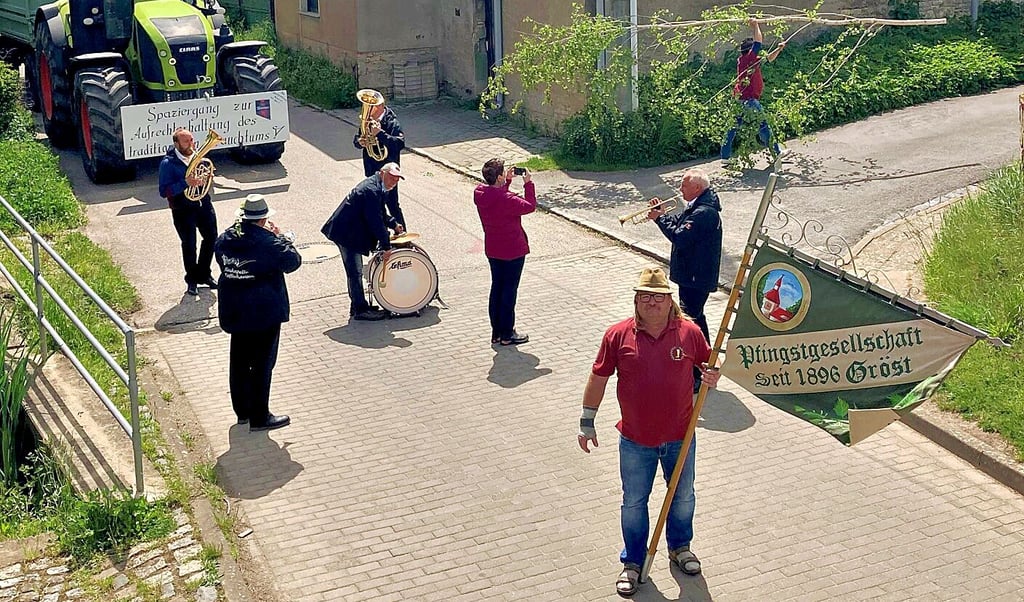 Fahnenträger René Möhring und die Blasmusikanten aus Kefferhausen