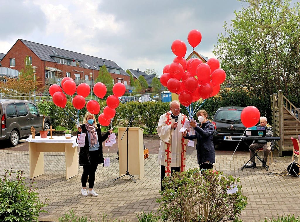 In einem Seniorenheim in Beckum wurden die Wünsche der Bewohner bei einem Gottesdienst auf Reisen geschickt und landeten in Bernburg.