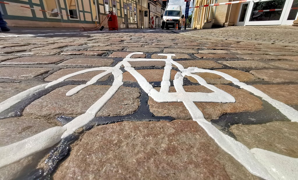 Auf der großen Sankt-Ilsenstraße in Salzwedel befinden sich jetzt neue Fahrbahnmarkierungen.