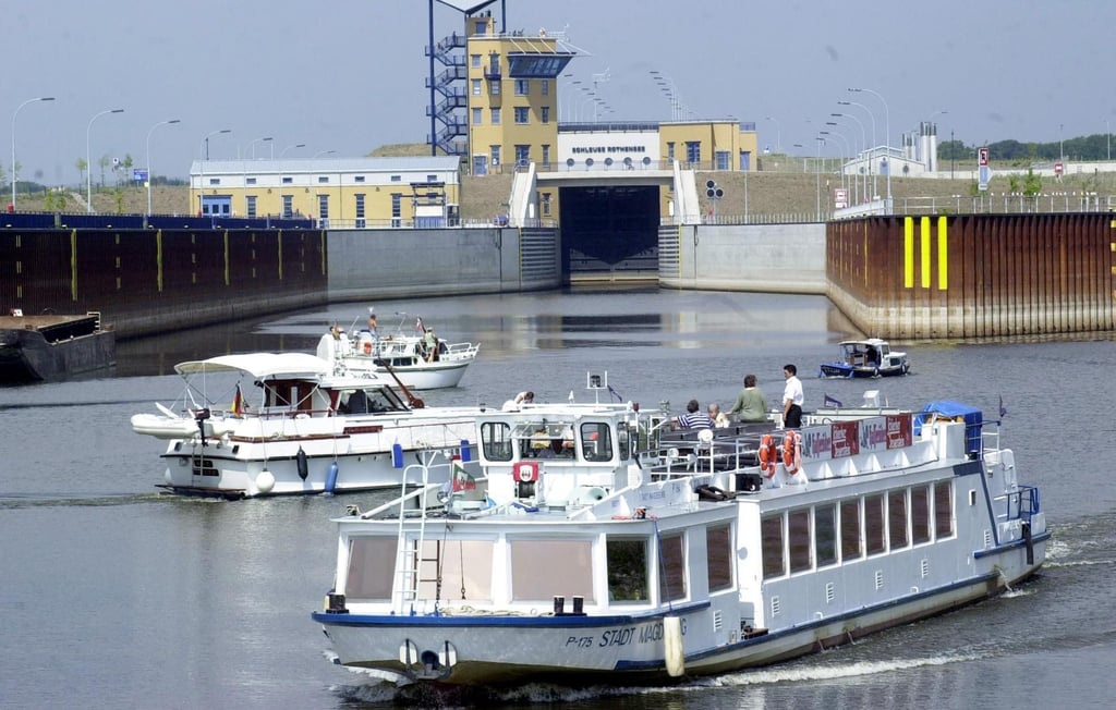 Mit dem Schiff "Magdeburg", hier ein Archivbild an der Schleuse in Magdeburg-Rothensee, startet die Weiße Flotte in die Saison 2021. Zunächst sind Stadtfahrten in Magdeburg geplant.