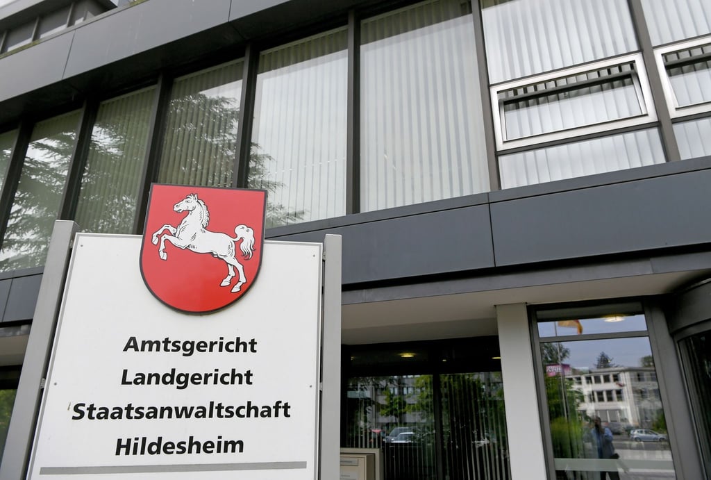 Eine Hinweistafel weist auf das Amtsgericht, das Landgericht und die Staatsanwaltschaft hin.