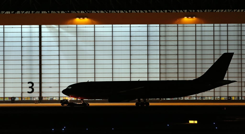 Ein DHL-Frachtflugzeug rollt über den Flughafen Leipzig/Halle. Bislang müssen Anwohner des Flughafens Nachtlärm durch Flieger hinnehmen.