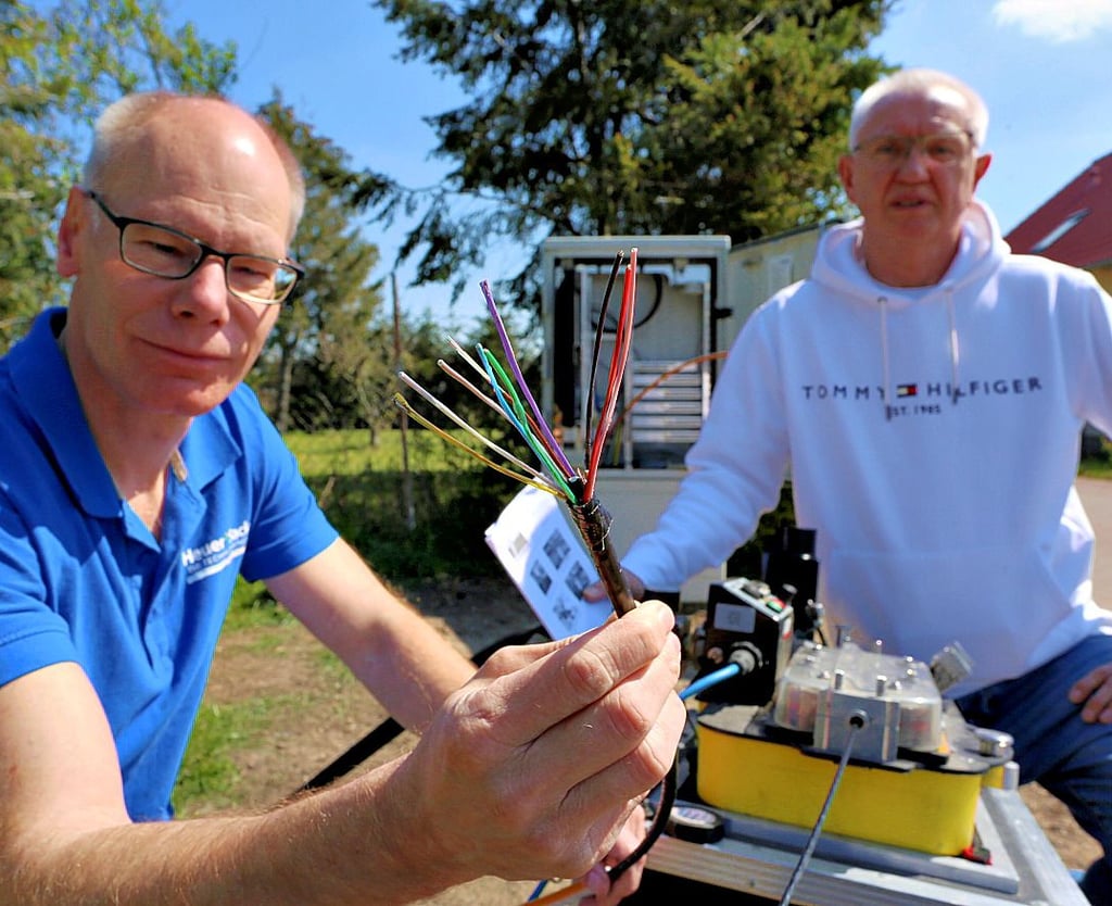 Andreas Sack (links) und Mitinhaber Lothar Heuer nehmen in diesem Tagen die neu verlegte Glasfaserleitung von Wernigerode nach Ilsenburg in Betrieb.
