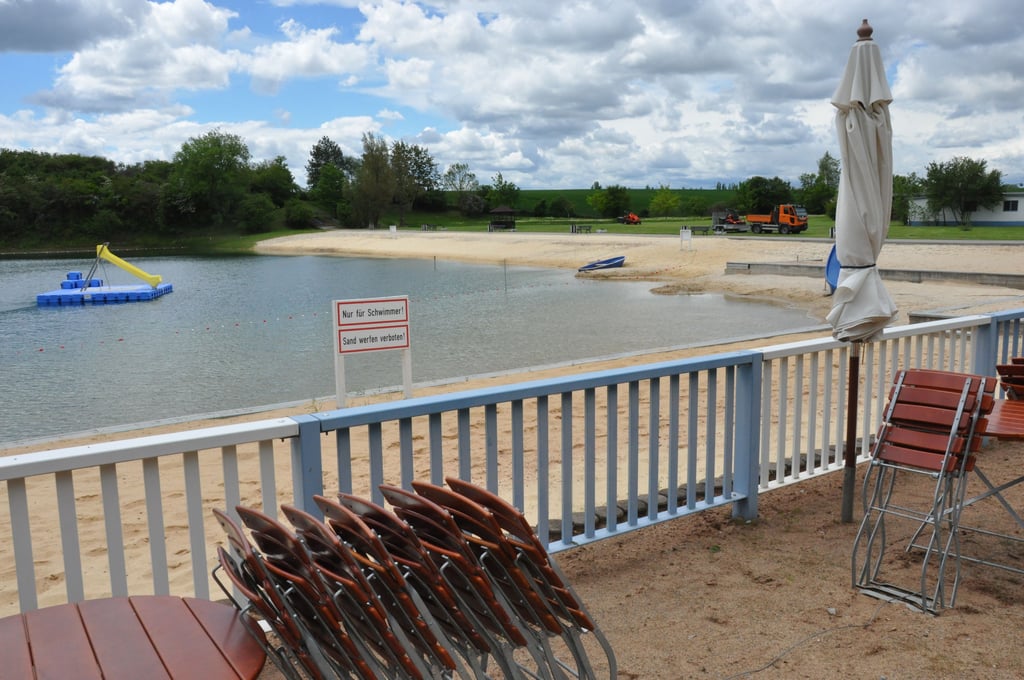 Lichtblick am Horizont: Wie das Strandsolbad bereitet sich halb Staßfurt auf die Gegebenheiten vor, die mit den Lockerungen in Aussicht gestellt werden. Am Strandsolbad sorgte der Stadtpflegebetrieb nicht nur für gemähte Liegewiesen, sondern auch für mehr Platz im Nichtschwimmerbereich. Im Staßfurter Bad und am Albertinesee bietet die Stadt ab sofort WLAN. Imbissbetreiberin Birgit Seibt ist wegen des beabsichtigten Saisonstarts am 31. Mai froh, dass die Sommerferien in diesem Jahr bis 1. September dauern. Foto: Falk Rockmann