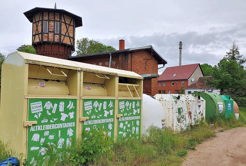 In der Havelstraße, unmittelbar auf Höhe des alten Havelberger Bahnhofsgeländes, befinden sich gleich drei Altkleidercontainer.