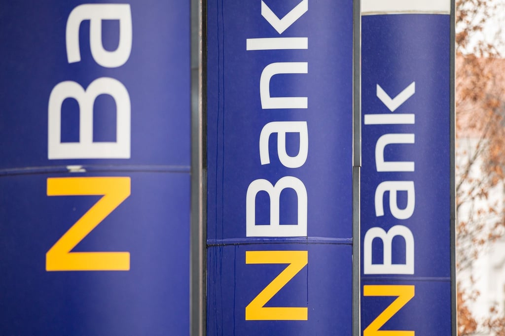 Werbepylonen mit dem "NBank"-Logo stehen am Sitz der „NBank“.