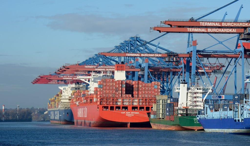 Frachtschiffe liegen am Terminal Burchardkai im Hafen.