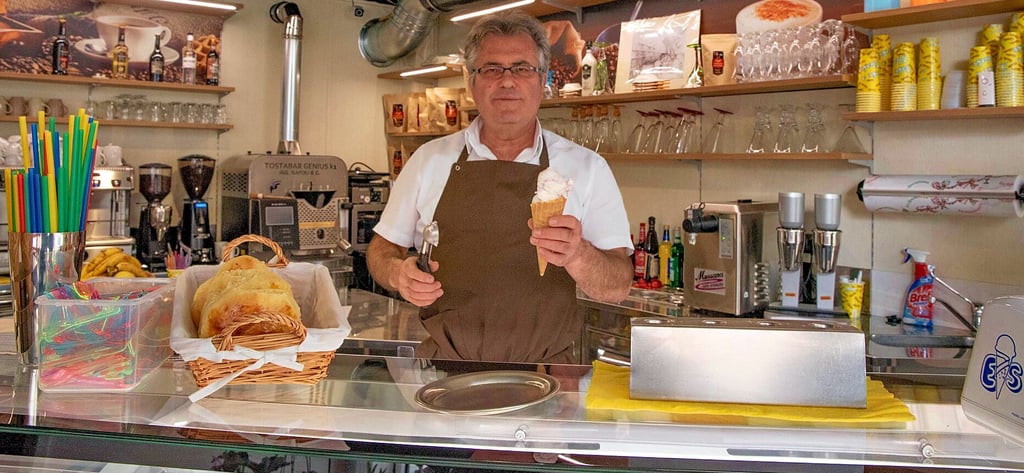 Antonio Palermo in seinem neuen Café hofft auf besseres Wetter, das das Geschäft ankurbelt.