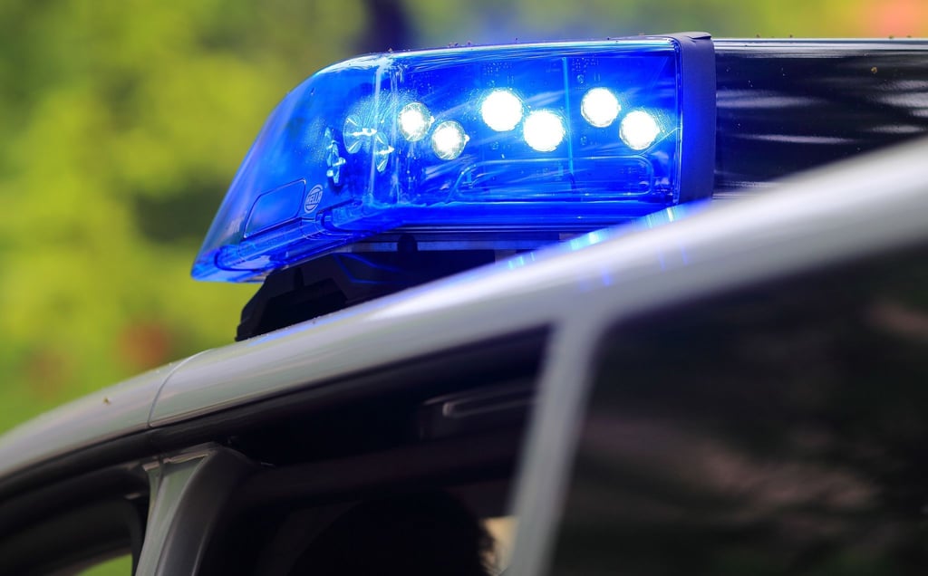 Ein Fahrzeug der Polizei ist im Einsatz.