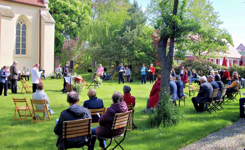 Der Pfingstgottesdienst des ?Freundeskreises Schloss Wendgräben? fand am Montag wieder zwischen Laurentiuskirche und Barby-Rittergut statt.