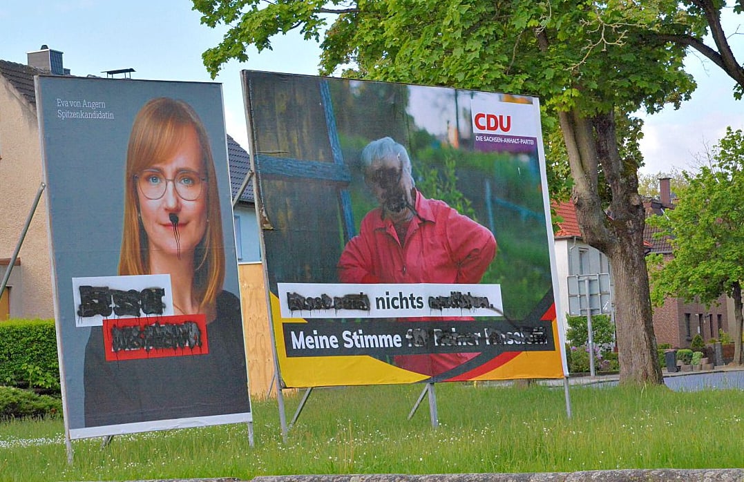 So wie hier am Dreiländereck sehen beinahe alle Großplakate in Salzwedel aus. Auch der Raum Beetzendorf ist betroffen. Es wurden auch Hakenkreuze und weitere rechte Symbolik gesprüht.