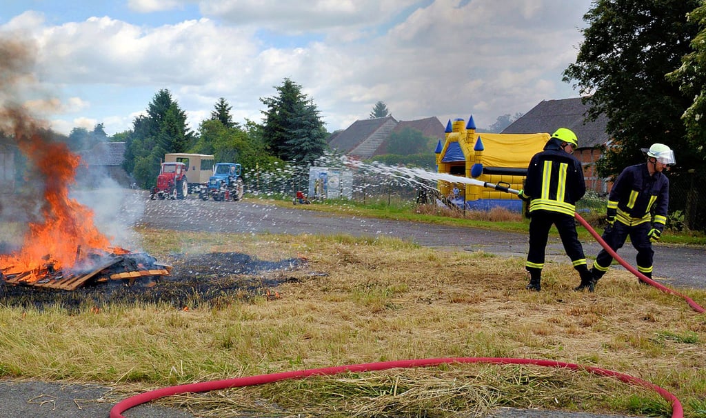 Ihr Können stellten die Kameraden der Ristedter Feuerwehr vor einiger Zeit bei einem Schau-Einsatz unter Beweis. Der Ortschaftsrat spricht sich dafür aus, die Wehr im Dorf zu erhalten.