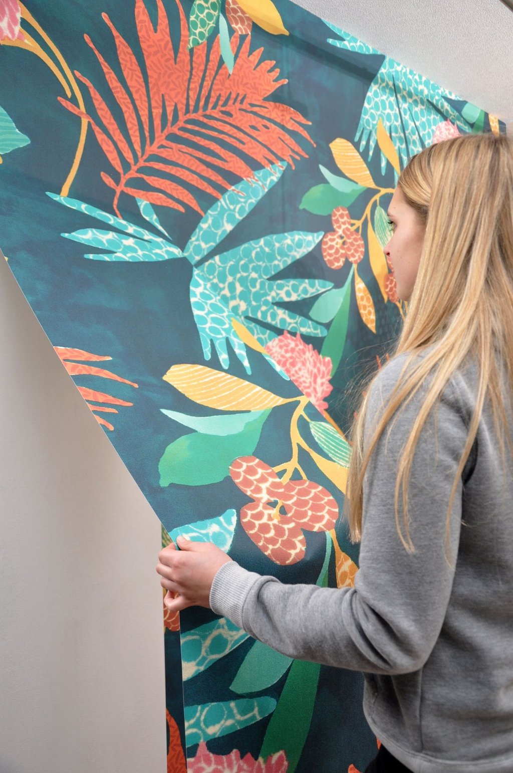 Vliestapete kann man meist einfach von der Wand abziehen - bei Papiertapeten braucht es oft etwas mehr Geduld und Fingerspitzengefühl.