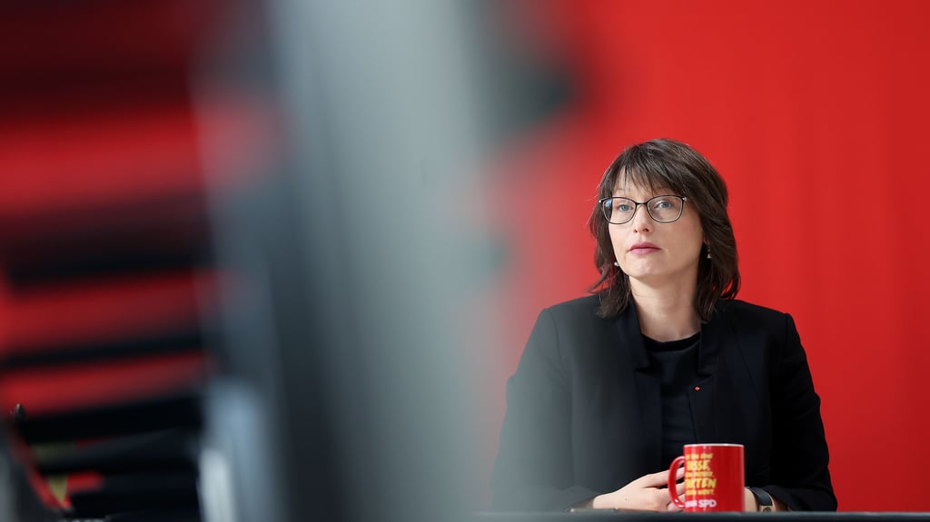 Die Vorsitzende der SPD-Landtagsfraktion, Katja Pähle, sitzt bei einer Pressekonferenz zur Vorstellung des Programms für die ersten 100 Tage einer möglichen neuen Landesregierung. Foto: Ronny Hartmann/