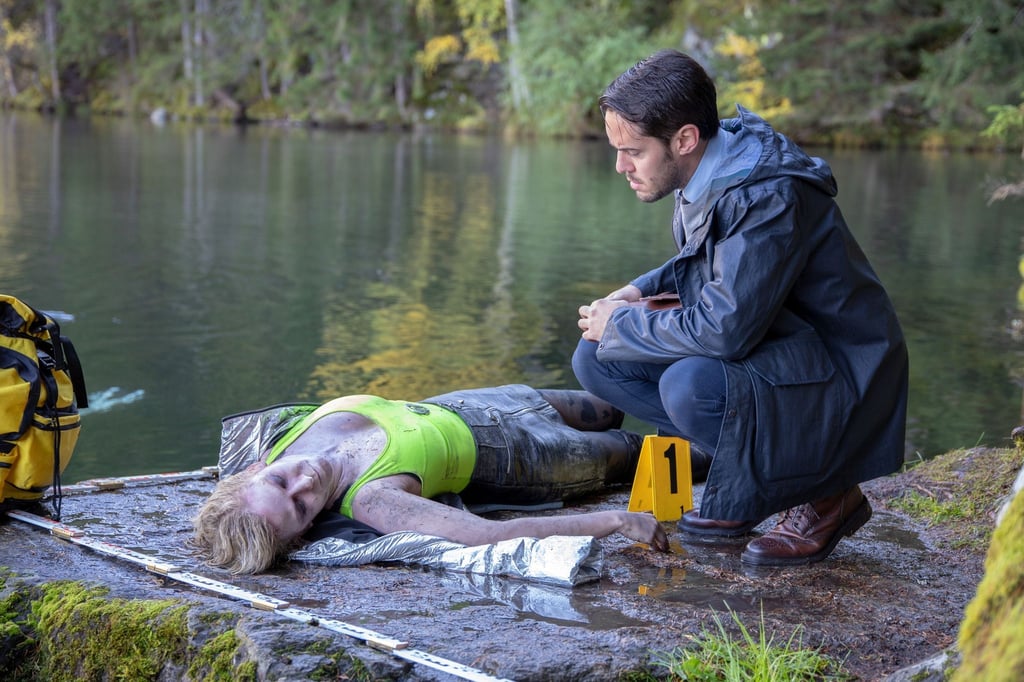 Taucher haben eine junge Tote (Lisa Stadler) aus dem Bergsee geborgen - die Ermittlungen übernimmt Alexander Yüsüf-Demir (Dominik Raneburger).