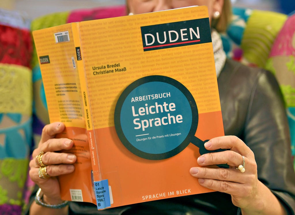 Die Leichte Sprache soll das Behördendeutsch vereinfachen. Grundlegende Regeln wie kurze Sätze, nur eine Aussage pro Satz, ausschließlich Aktivsätze und kein Konjunktiv müssen beachtet werden.