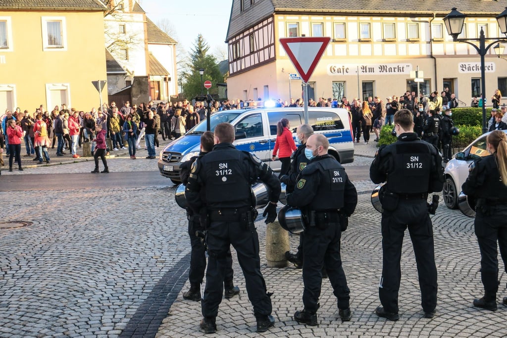 Polizisten beobachten eine nicht angemeldete Versammlung von Gegnern der Corona-Maßnahmen.