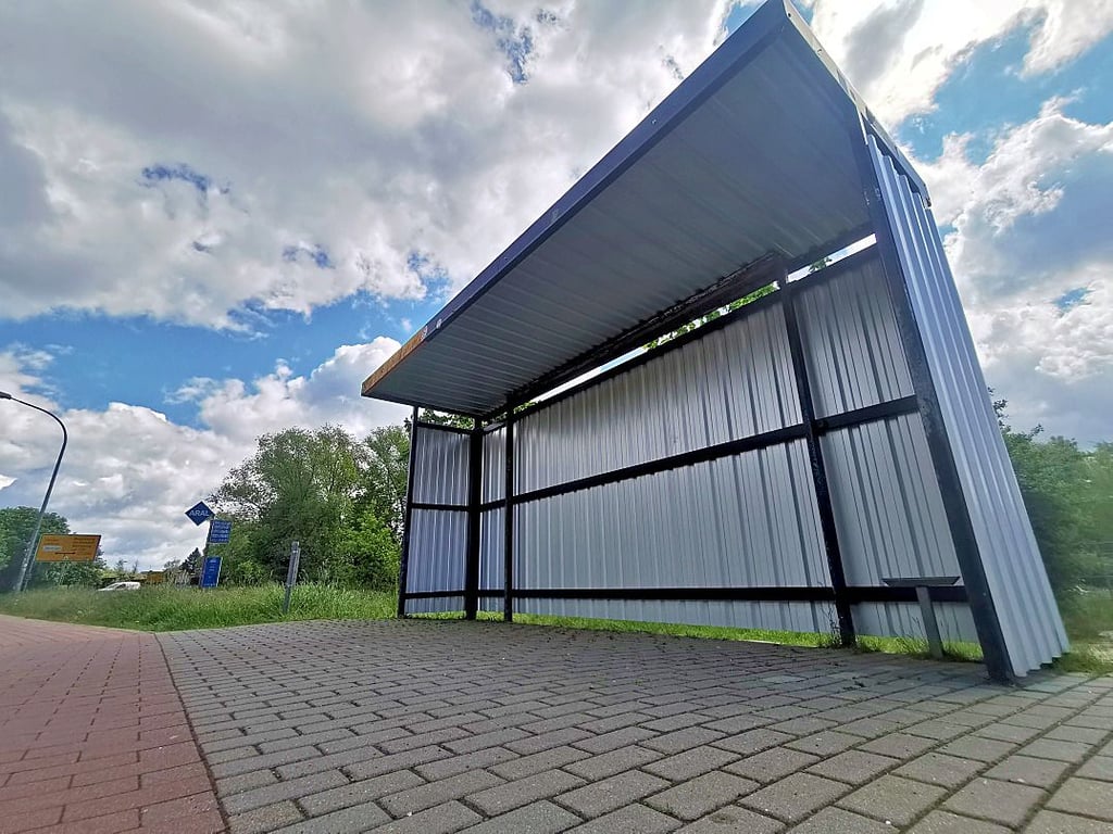 Die Bushaltestelle vor der Pestalozzi-Schule in Salzwedel hat neue Seitenwände bekommen.