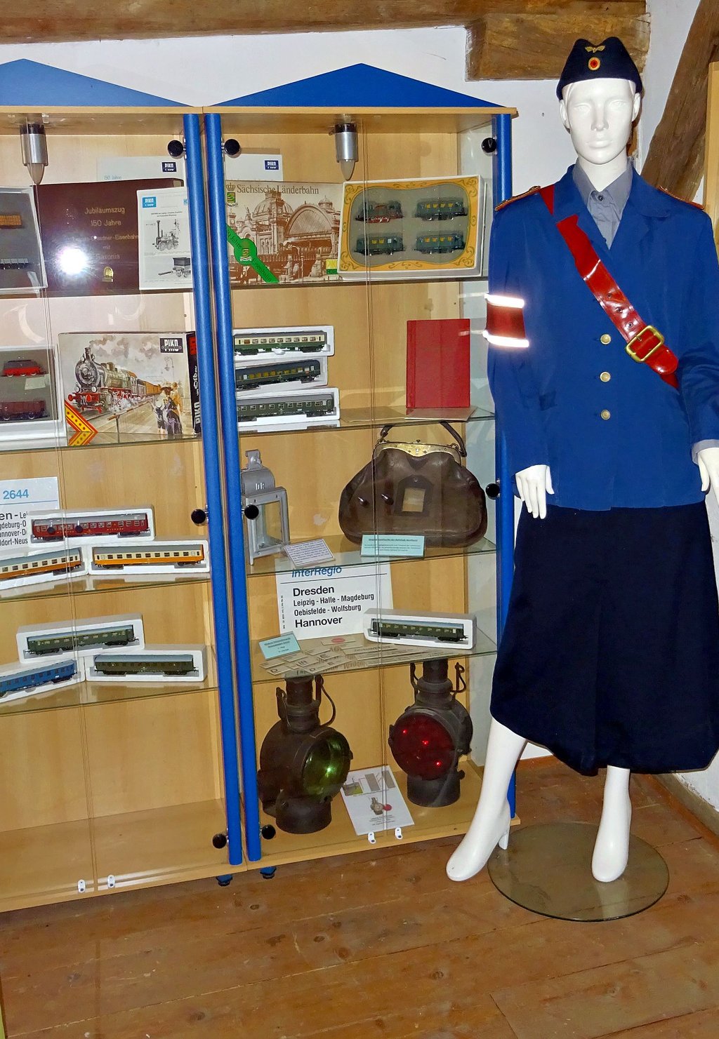 Auf zwei Ebenen wird die Sonderausstellung „150 Jahre Bahnhof Oebisfelde “ im Burg- und Heimatmuseum präsentiert.