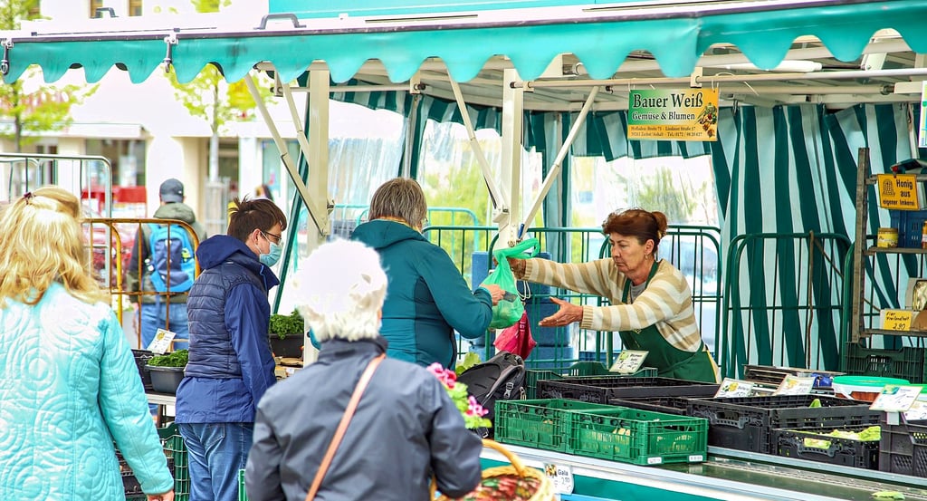 Coswigerinnen nutzten am Samstag gern die Gelegenheit, sich auf dem Markt mit regionalen Produkten einzudecken.