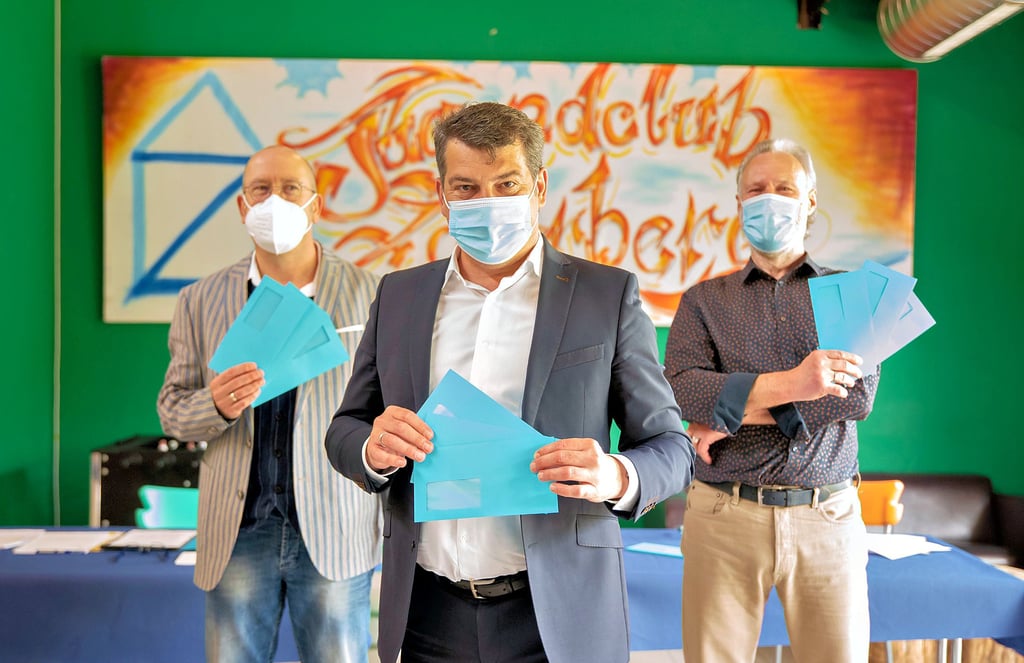 Jugendamtsleier Christian Deckert, Sozialdezernent Jens Krause und Andreas Kämper vom Institut für Sozialforschung und Kommunikation Bielefeld (v.l.n.r.) kündigen mit Blauen Briefen die Online-Befragung der jungen Leute an.