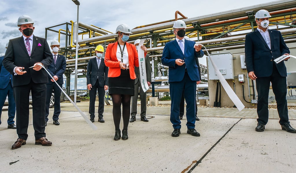 Gemeinsam nehmen Fraunhofer-Präsident Reimund Neugebauer, Sylvia Schattauer und die Ministerpräsidenten Reiner Haseloff und Markus Söder das „Hydrogen Lab“ am Chemiestandort in Leuna in Betrieb.