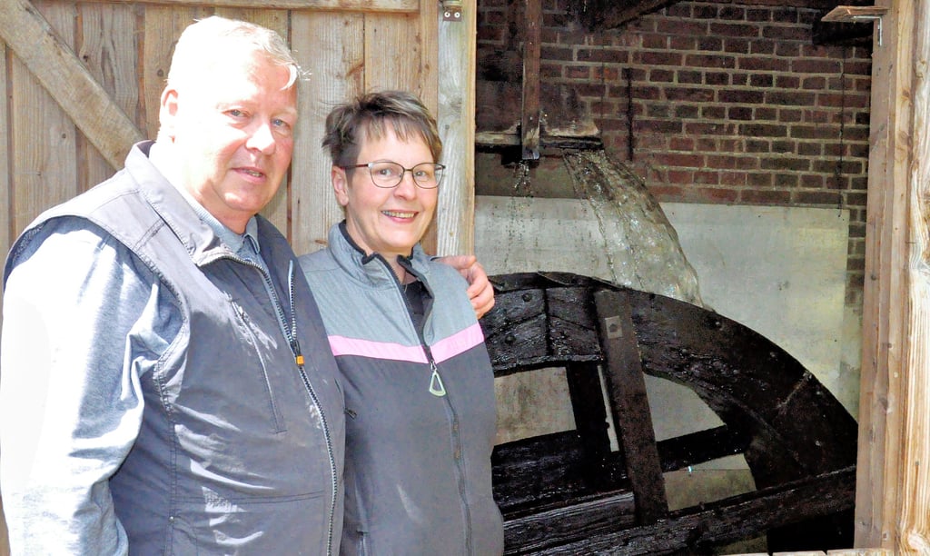 Mühlentag 2021 in Wiepke mit kurzfristiger Öffnung der Wassermühle, wenngleich auch ohne Programm. Zu den Besuchern gehörten auch Torsten und Kerstin Peske aus Ipse. Für sie ist der Besuch der Wiepker Mühle schon eine Tradition, quasi ein Muss.