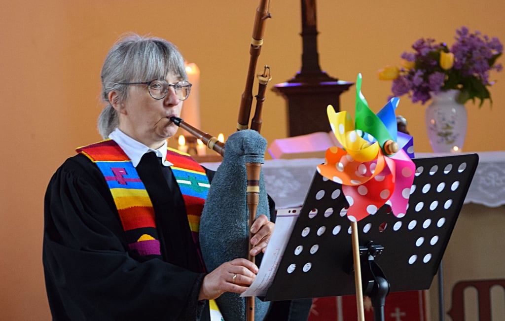 Nach dem Gottesdienst holte Pfarrerin Karen Simon-Malue ihren Dudelsack und spielte den "Windmühlentanz".