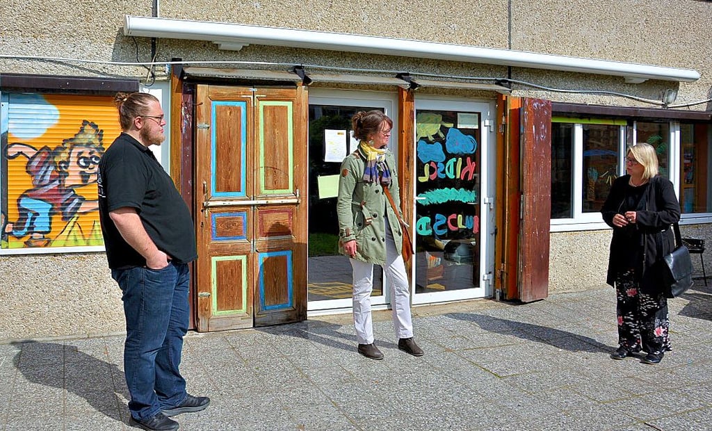 Klubleiter Samuel Kloft (von links) begrüßte die SPD-Kandidatin Juliane Kleemann und Staatssekretärin Susi Möbbeck im Stendaler Kids-Klub an der Heinrich-Zille-Straße.