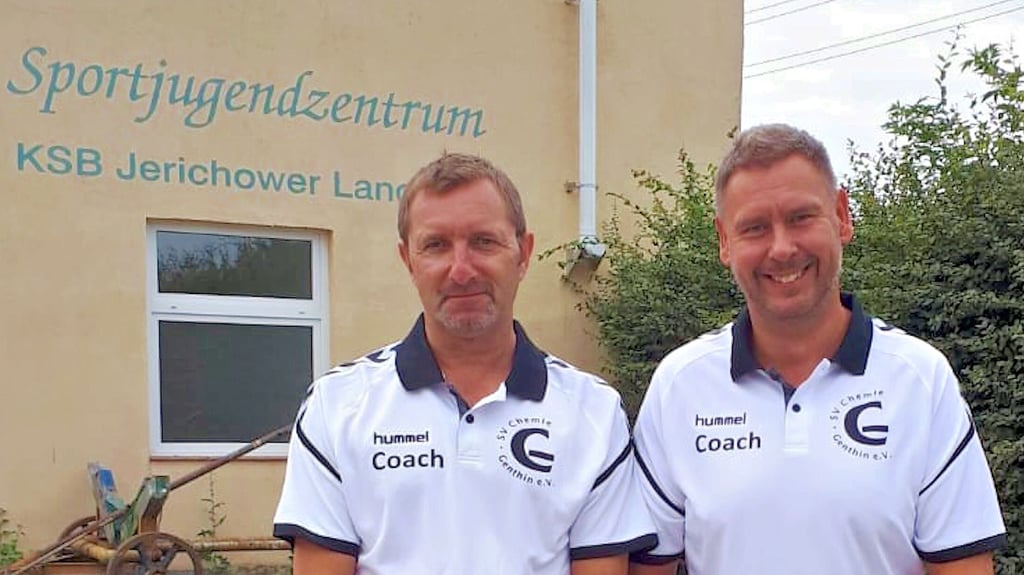 Da ohne aktiven Spielbetrieb der Zeit- und Trainingsaufwand unentschädigt geblieben wäre, entschloss sich das neu formierte Genthiner Frauen-Team unter dem Trainerduo Göran Karbe (l.) und André Wieneke vor drei Jahren, an Punktspielen teilzunehmen.
