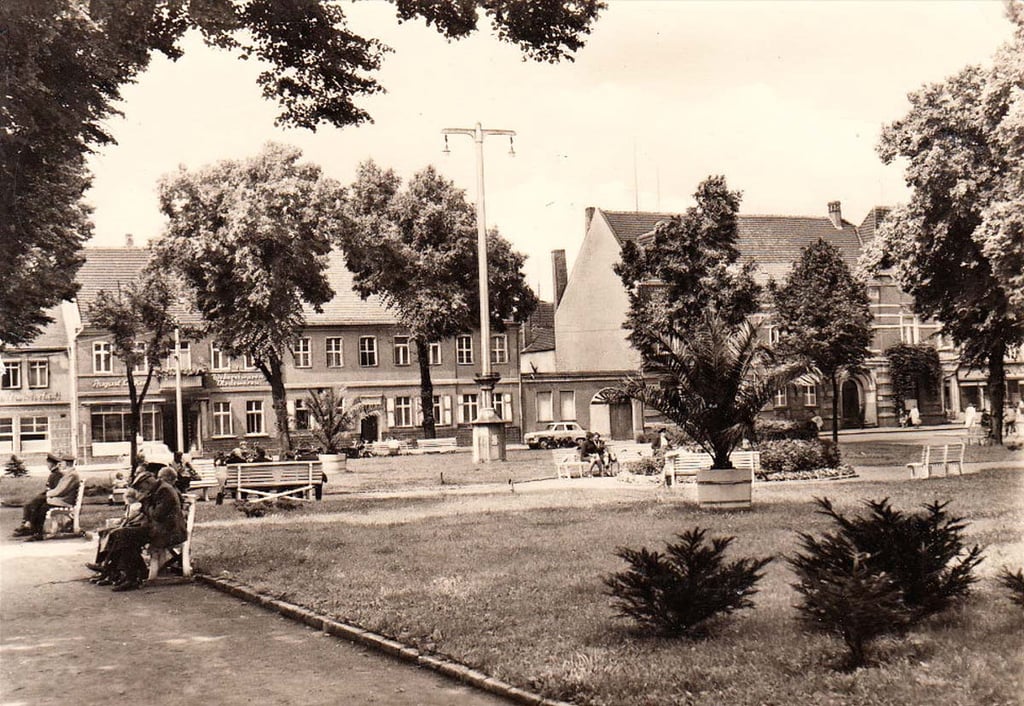 Der Genthiner Marktplatz, als er noch Ernst-Thälmann-Platz hieß.