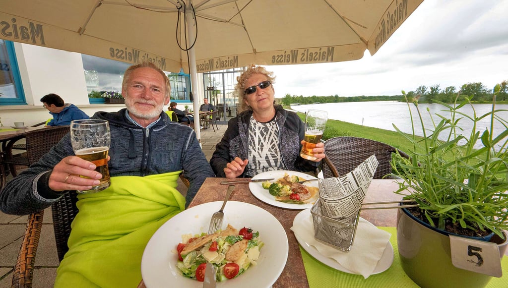 Doris und Andreas Kiesch genossen am Pfingstsonntag am Kornhaus ihr Mittagessen.