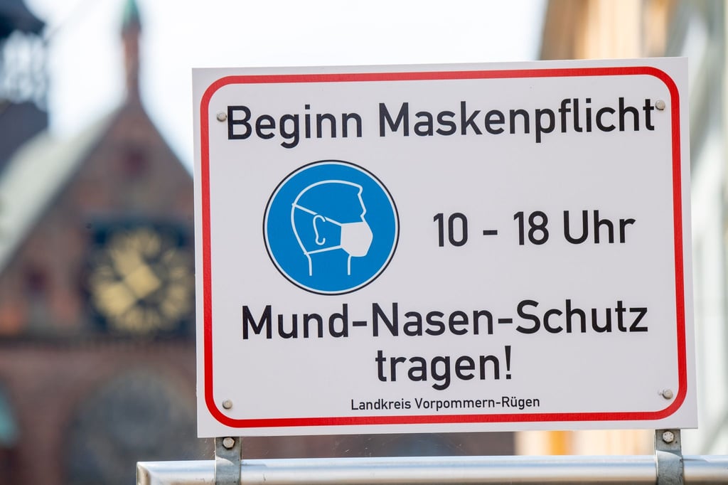 Ein Schild weist auf die Maskenpflicht hin.