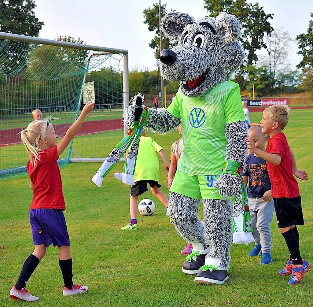 Maskottchen Wölfi begleitet das Team des VfL Wolfsburg traditionell bei den Fußballcamps.