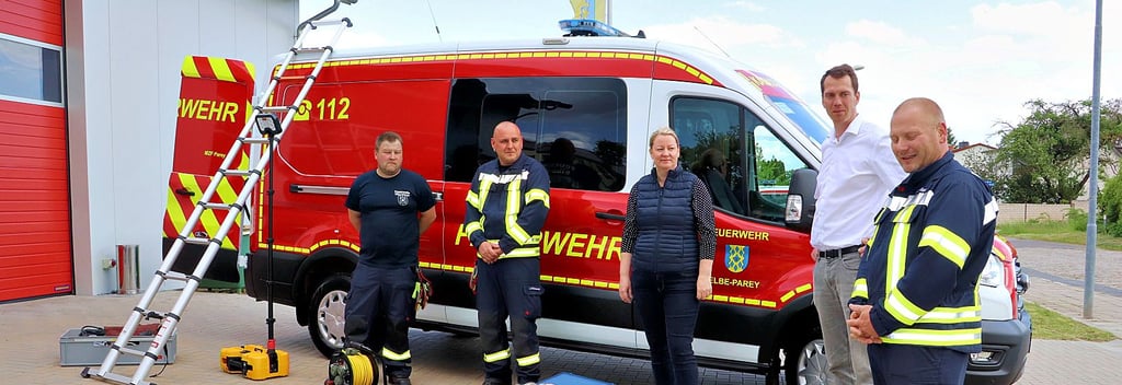 Groß war die Freude bei Gemeindewehrleiter Steve Flügge (re.) über das neue Fahrzeug für die Ortsfeuerwehr Parey mit Ortswehrleiter Jens Klinkowski (2. v. li.). Bei der Übergabe waren auch Landrat Steffen Burchhardt und Gemeindebürgermeisterin Nicole Golz dabei.