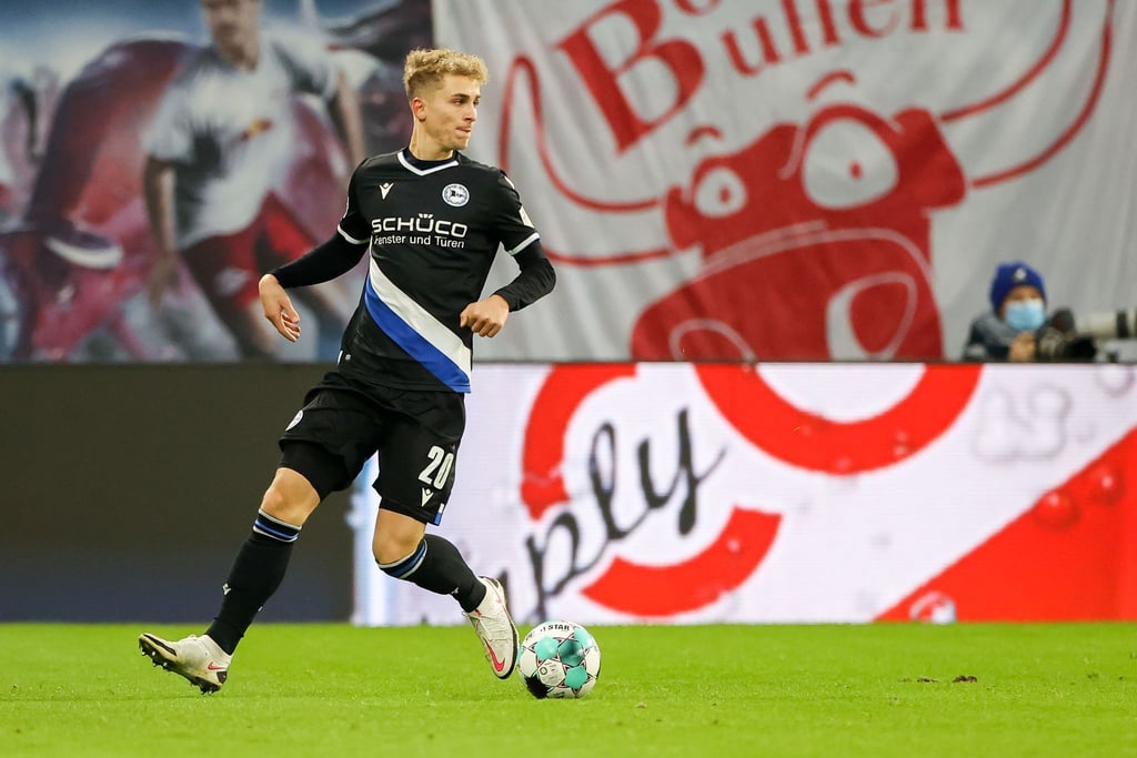 Mittelfeldspieler Nils Seufert am Ball.