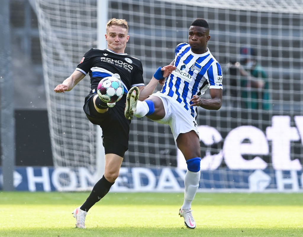 Bielefelds Amos Pieper (l) im Zweikampf mit Herthas Jhon Cordoba.