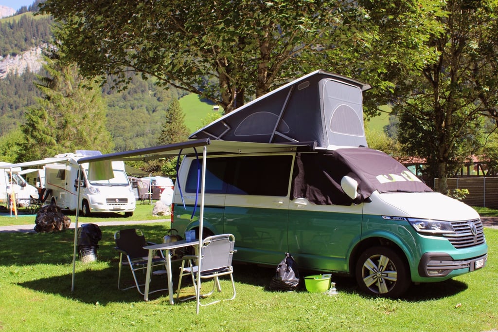 Oft erweitert ein Aufstelldach das Platzangebot beim Campingbus - zum Beispiel für eine Schlafgelegenheit.