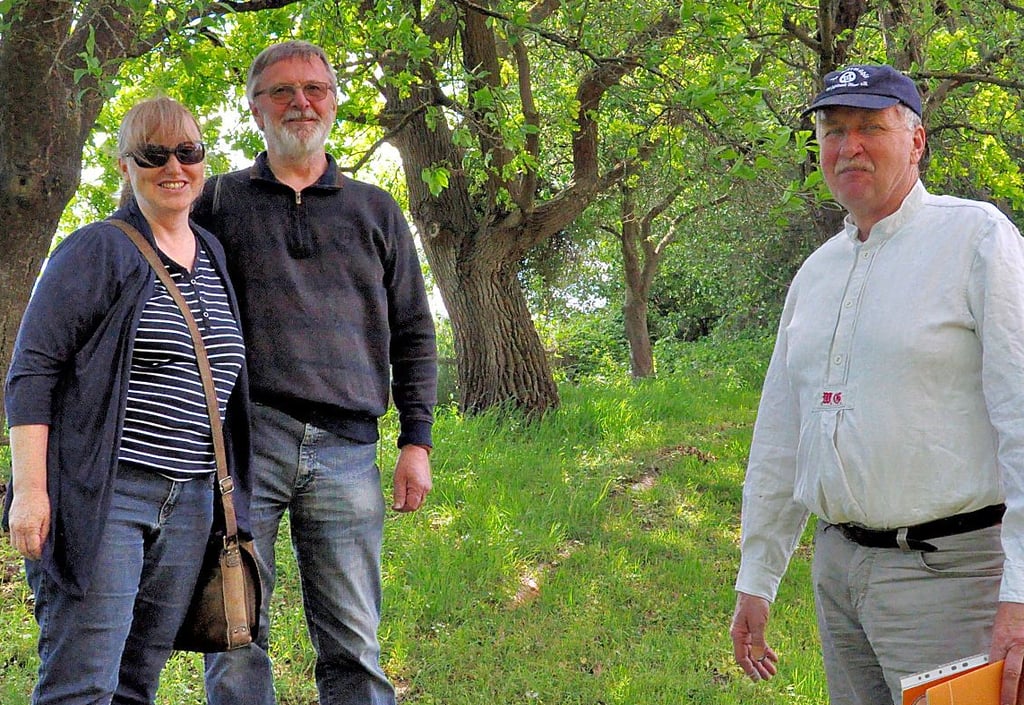 Andreas Pelz und Susanne Lieberenz aus Tangerhütte, hier mit Mühleninhaber Friedrich-Wilhelm Gille (rechts), gehören zu den Stammgästen des Mühlentages in Wiepke.