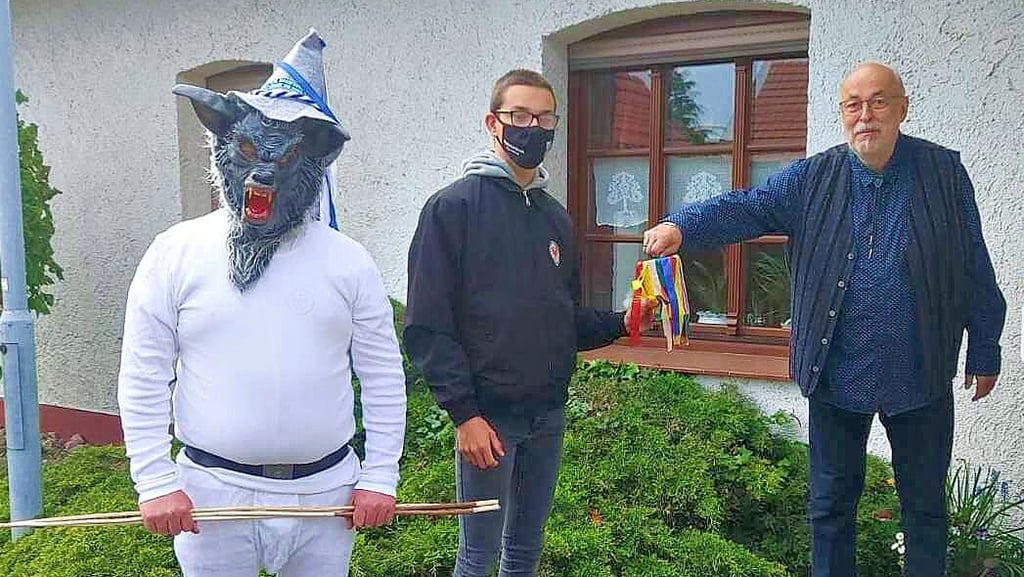 Hier übergab Andreas Finger seine Spende an Kiepenträger Marlon Nowak und dem geheimnisvollen Hunnebrössel mit schauriger Wolfsmaske.