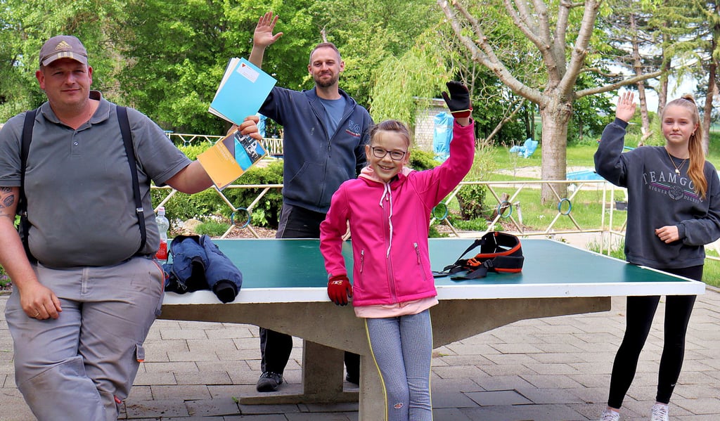 Im Förderverein Freibad Eilenstedt geht es demokratisch zu. Hier zeigt Hendrik Lehmann die Farbmuster der neuen Beckenfolie, Jens Küstermannn, Marlen Walther, und Paul Hildebrandt (v. l.) entscheiden sich, gemeinsam mit allen anderen Helfern für dieses Türkis.