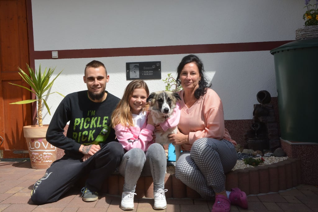 Kathrin Feilhaber mit Tochter Michelle, Sohn Julian und der jungen Hündin Juma. Sie sitzen da, wo sie ihren Hund Basco beigesetzt haben. Über 16 Jahre lang war der Golden Retriever ein Teil der Familie.