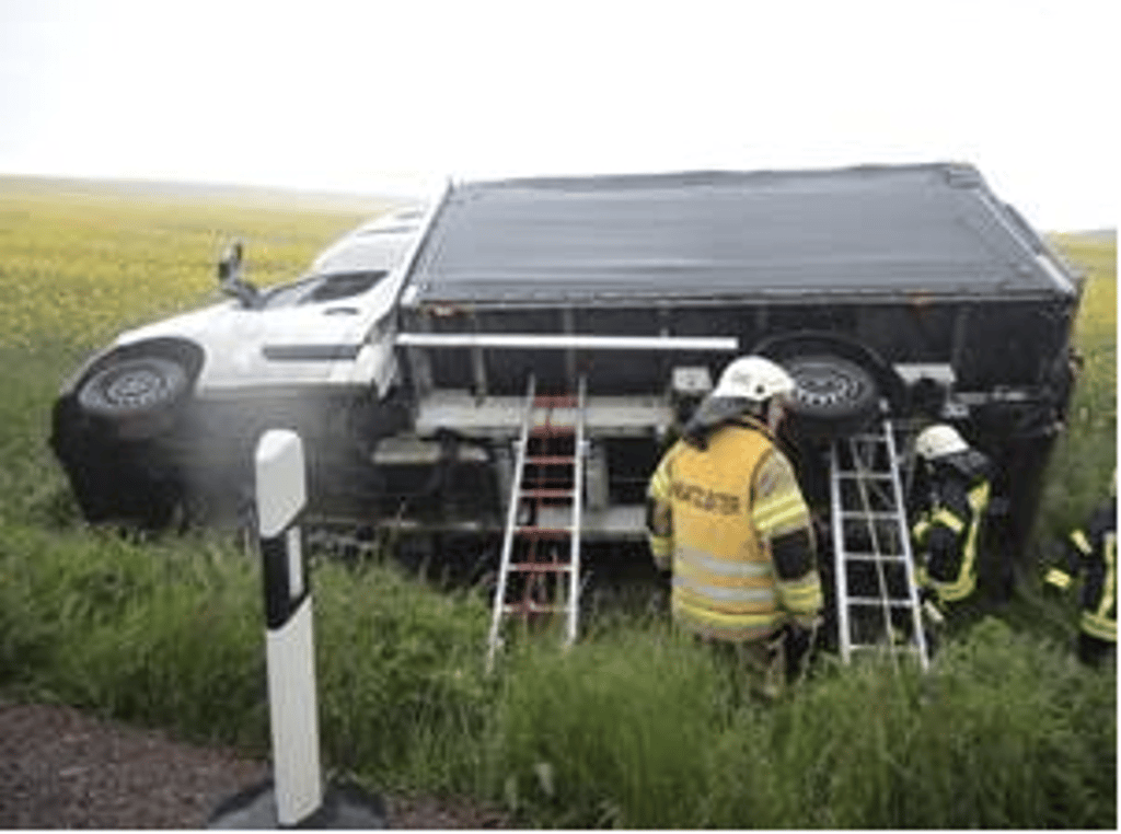 Der Fahrer des Wagens musste ins Krankenhaus gebracht werden. Er musste einem anderen Fahrzeug ausweichen. Der Fahrer des anderen Wagens fuhr einfach weiter und leistete keine Hilfe.
