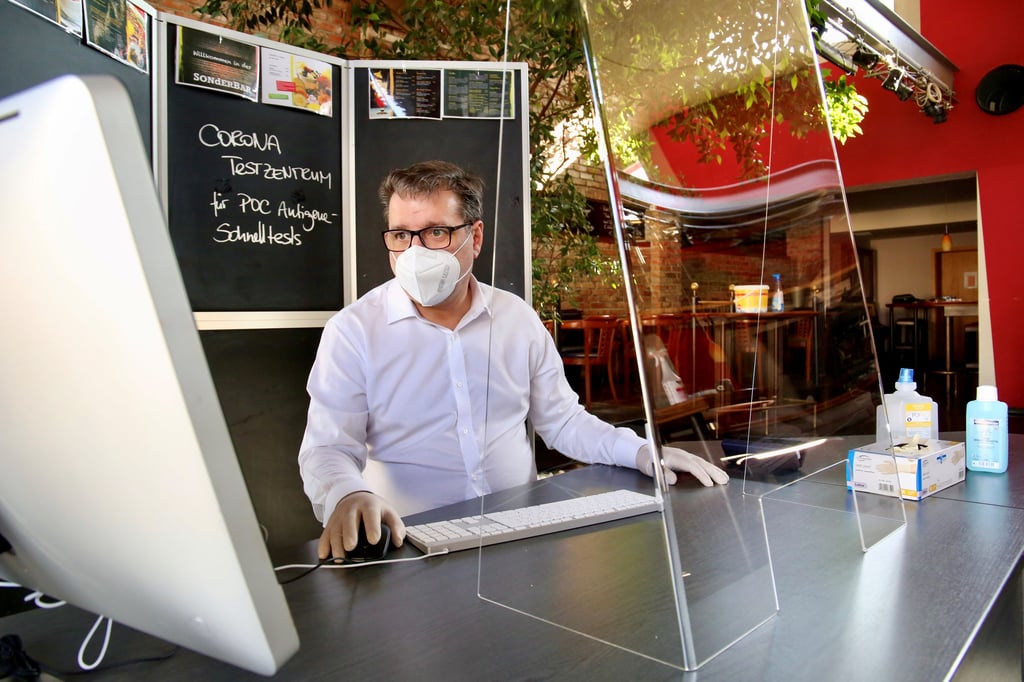 Lutz Eisfeld betreibt ein Corona-Testzentrum in der Sonderbar am Lindenplatz.
